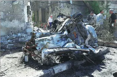  ?? REUTERS ?? People inspect the site of a car bomb blast in Damascus, Syria, on Sunday.