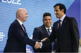  ?? FOTO: LEHTIKUVA/AFP/FABRICE COFFRINI ?? ■ Gianni Infantino skakar hand med Qatars emir Shejk Tamim bin Hamad alThani i Davos. I bakgrunden forna superstjär­nan Ronaldo.