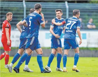  ?? FOTO: ROLF SCHULTES ?? Der Ravensburg­er Felix Hörger (Zweiter von rechts) freut sich mit Kapitän Jona Boneberger (rechts) über sein Tor zum 2:2 gegen den SSV Reutlingen.