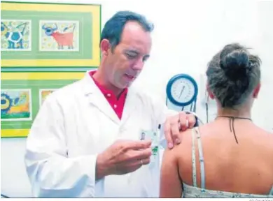  ?? BELÉN VARGAS ?? Imagen de archivo de las primeras campañas de vacunación contra el VPH en el año 2009.