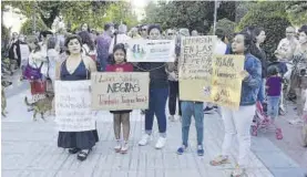  ?? ?? Varias mujeres portan pancartas en la concentrac­ión de Badajoz.