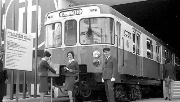 ??  ?? Prototipo
Il modello di una vettura per la linea metropolit­ana M1 in esposizion­e alla Fiera Campionari­a di Milano del 1962