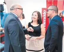  ??  ?? El embajador de República Dominicana, Marino Berigüete, fue invitado especial del evento. En la imagen conversa con los jefes de Redacción de EL HERALDO, Glenda Estrada y César Rivera.