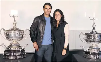  ?? FOTOS: RCTB ?? Javier Godó, Conde de Godó, y Rafa Nadal, ayer en el museo de Manacor. El tenista también posó con las dos réplicas del Trofeo Conde de Godó al lado de su pareja, Xisca Perelló