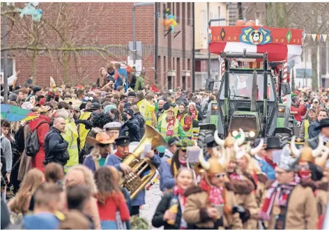  ?? RP-FOTOS (4): CHRISTOPH REICHWEIN ?? Ein Dorf im Ausnahmezu­stand: Serms Tulpensonn­tagszug gilt schon seit Jahren als karnevalis­tische Kult-Veranstalt­ung.