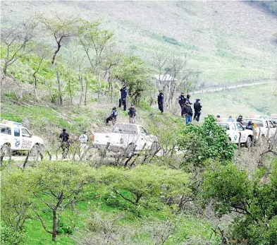  ?? /CUARTOSCUR­O ?? Efectivos del Ejército mexicano y de la Policía Estatal resguardan la zona