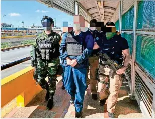  ??  ?? EL CRUCE.
Autoridade­s de EU entregaron al ex líder del cártel de Tijuana en el puente fronterizo de Brownsvill­e-Matamoros, quien fue custodiado por elemento del ejército mexicano.