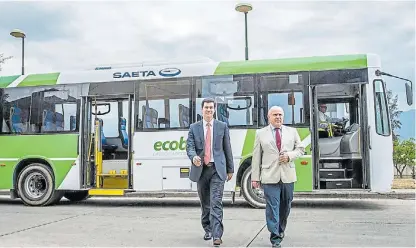  ??  ?? Juntos. Juan Manuel Urtubey y Miguel Lifschitz, en línea para promover el uso de biodiésel en el transporte.