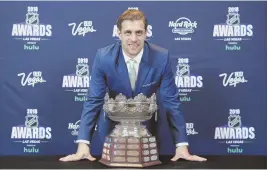  ?? AP PHOTO ?? CROWNING MOMENT: The Kings’ Anze Kopitar poses last night with the Frank Selke Trophy as the NHL’s top defensive forward, beating out the Bruins’ Patrice Bergeron, who finished third.