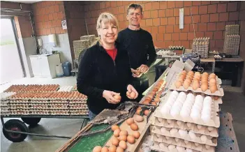  ?? RP-FOTO: WOLFGANG KAISER ?? Elisabeth und Ludger Hügens sorgen dafür, dass nur Eier bester Qualität an den Endverbrau­cher kommen. In Spitzenzei­ten sind es 3400 Eier pro Tag.