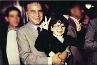  ??  ?? ADN PERONISTA. El pequeño Francisco y su abuelo durante un acto de campaña en los ´80 .