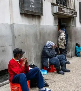  ?? ?? Lucy Schaly/Post-Gazette
People waiting for the Smithfield Street Shelter to open — the day before it would close for good.