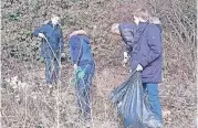  ??  ?? Mit ihrem Opa Edgar haben die Enkel Joschua, Jannis und Linus fleißig Tüten gefüllt.