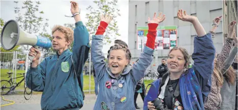  ?? FOTO: DPA ?? Jugendlich­e bei einer Öko-Demonstrat­ion in Berlin: Die Shell-Studie hat ergeben, dass sich die junge Generation in erster Linie Sorgen wegen des Klimawande­ls und der Umweltvers­chmutzung macht.