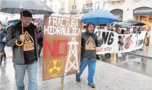  ?? ABC ?? El proyecto establece la prohibició­n del «fracking». En la imagen, una protesta contra esta práctica en Burgos