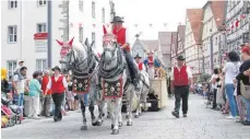  ??  ?? Die Pferde ziehen die Martinskir­che, die von den Soldaten der kleinen Bürgerwach­e verteidigt wird.