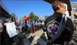  ??  ?? Une manifestat­ion des CRS de Montagne solidaires avec leurs collègues de Nice. Ils estiment que l’organisati­on des secours en montagne fonctionne mal et que la guerre entre les services est dangereuse pour la population. (Photos Frantz Chavaroche)