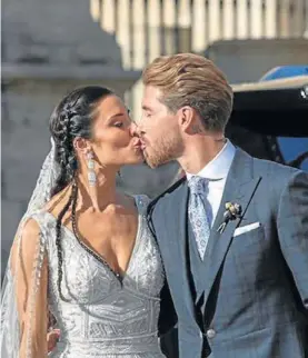  ?? EFE / JULIO MUÑOZ ?? Los recién casados se besan a la salida de la Catedral de Sevilla.