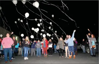  ?? Janelle Jessen/Herald-Leader ?? Guests released balloons in honor of Dustin Chamberlai­n after the Dustin’s Dream fundraiser on Saturday evening.