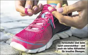  ??  ?? Turnschuhe sind beim Sport unverzicht­bar - und auch ein tolles Hilfsmitte­l
für kreative Übungen.