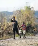  ?? AP ?? Dos niños llevaron este lunes agua en Jérémie, Haití.