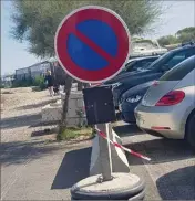  ??  ?? Sur le panneau d’interdicti­on de stationner l’emplacemen­t pour l’arrêté municipal est bien vide...