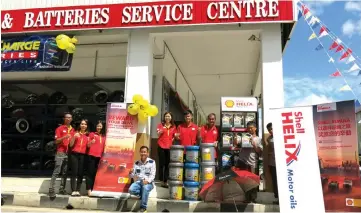  ??  ?? (From fourth to sixth left) Tiu, Steven, Kiean Kiong and others promote the carnival, contest and products.