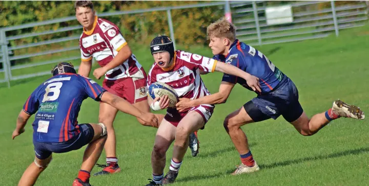  ?? Bruce Myers ?? ●●Ben Kershaw weaves between two Chester opponents during Rochdale Senior Colts’ victiry last weekend