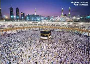  ??  ?? Prilgrims circle the Kaaba in Mecca