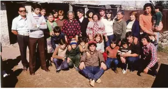  ?? Foto: Capital Pictures/actionpres­s ?? Diego Maradona (vorn) als 18-jähriger mit seiner Großfamili­e in der Stadt Villa Verhältnis­sen mit sieben Geschwiste­rn aufwuchs.
Fiorito, wo er unter ärmlichen