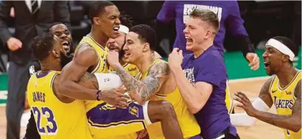  ?? REUTERS PIC ?? Lakers’ Rajon Rondo (centre) celebrates with teammates after making the game winning basket against Celtics in Los Angeles on Thursday.