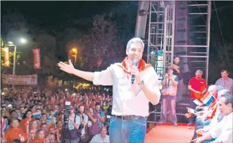  ??  ?? Mario Abdo Benítez habla ante sus partidario­s. Fue anoche en el cierre de campaña de la lista 1 en Itauguá.