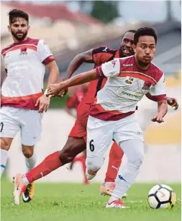  ?? [ FOTO NUR ADIBAH AHMAD IZAM/BH ] ?? Aksi pemain Kuantan FA, Mohd Syazwan Mohd Roslan ketika menentang MISC-MIFA pada saingan Liga Perdana.