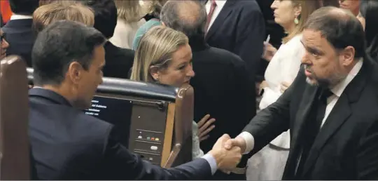  ?? EFE ?? Pedro Sánchez y Oriol Junqueras se dan la mano en el Congreso en la legislatur­a en la que consiguió por unos días un acta de diputado, después del 1-O.