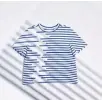  ??  ?? Le righe marinare di Kenta Matsushige per Petit Bateau.