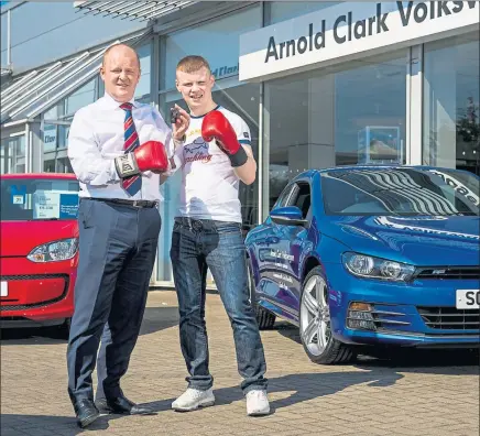  ?? Picture: SNS ?? GEAR BOX: Scottish boxing star Charlie Flynn being presented with new car from his sponsors Arnold Clark.