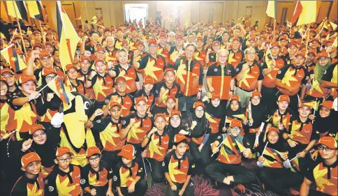  ??  ?? Johari (fifth right) and (from fourth right) Uggah, Karim, Snowdan and the assistants chef-de-mission shouting “Agi Idup Agi Ngelaban” with Sarawak athletes and officials. — Photo by Muhd Rais Sanusi