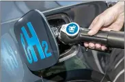  ??  ?? Filling a tank with hydrogen in Berlin