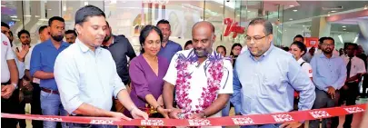  ??  ?? Ximivogue Sri Lanka Managing Director M.N.M Nazmi, Mrs. Swarna Wijayasena, Kandy City Centre Chairman Thusitha Wijayasena, Ximivogue Sri Lanka CEO Rizwi Thaha ceremoniou­sly declaring open the new outlet