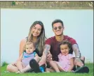  ??  ?? Coutinho, junto a su esposa y sus dos hijas