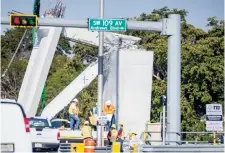  ??  ?? Trabajador­es removieron ayer escombros del puente peatonal que colapsó el pasado jueves en la ciudad de Miami, Florida.