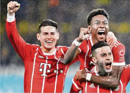  ??  ?? Im letzten Bundesliga-duellam4. November 2017 jubelten Bayerns James, Thiago und Alaba über ein 3:1 bei