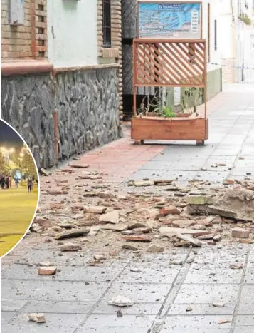  ??  ?? Cascotes caídos por efecto del terremoto en una calle de Santa Fe