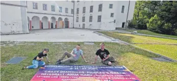  ?? FOTO: BARBARA BRAIG ?? Die Freude aufs Summernigh­t ist groß: Anna Hamberger, Lukas Englert und Pasqual Thonemann mit dem brandneuen Festival-Plakat.