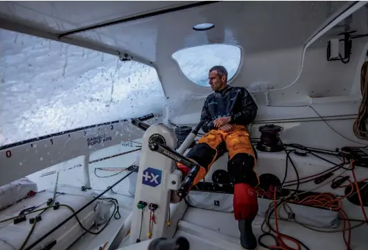  ??  ?? La tendenza del pozzetto quasi completame­nte coperto era stata già inaugurata con gli Imoca di penultima generazion­e e prosegue ancora oggi. Nella foto Banque Populaire e Armel Le Cleac’h al riparo dalle cascate d’acqua. Uno skipper asciutto è uno skipper più a suo agio, più riposato e più performant­e.