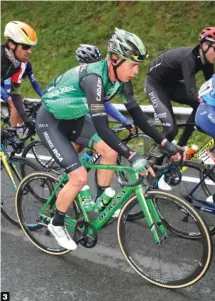  ??  ?? La conquista de Torredonji­meno. Sergio Román Martín (Caja Rural) ganó la clásica jienense con una escapada en solitario.