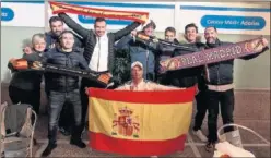  ??  ?? Los miembros de la peña madridista Alas Blancas.