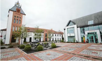  ?? Foto: Peter Wieser ?? Grundschul­e, Kulturzent­rum, Kindergart­en und Rathaus: Die Gemeinde Gundremmin­gen will die dortige Heizungsan­lage sanieren und die Kosten über einen Kredit finanziere­n.