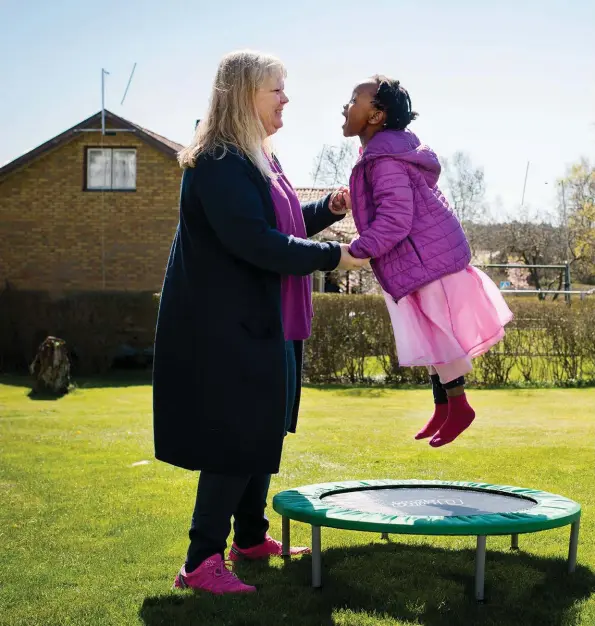  ??  ?? MOR OCH DOTTER. Karin Hallin var singel när hon bestämde sig för att adoptera. Nu är hon mamma till lilla Maja, som är född i Sydafrika.