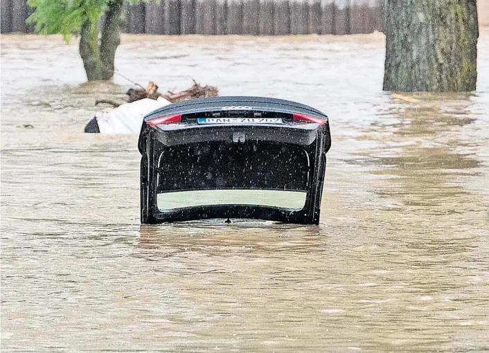  ??  ?? Hochwasser wie hier zuletzt in Bayern verursache­n enorme Schäden. Wissenscha­fter versuchen Wetter- und Klimarisik­en besser kalkulierb­ar zu machen.